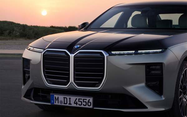 
            Новые BMW 7 и Mercedes S-Class: подробный обзор изменений и цены
        