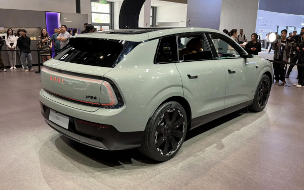 
            Audi представила новый кроссовер. Он без колец и под иным брендом
        