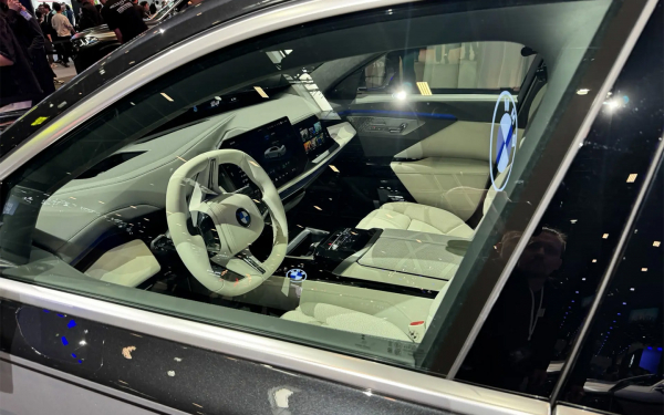 
            BMW показал обновленную 7 Series живьем. Фото
        