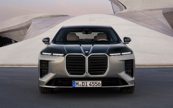 
            Новые BMW 7 и Mercedes S-Class: подробный обзор изменений и цены
        
