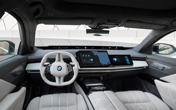 
            Новые BMW 7 и Mercedes S-Class: подробный обзор изменений и цены
        