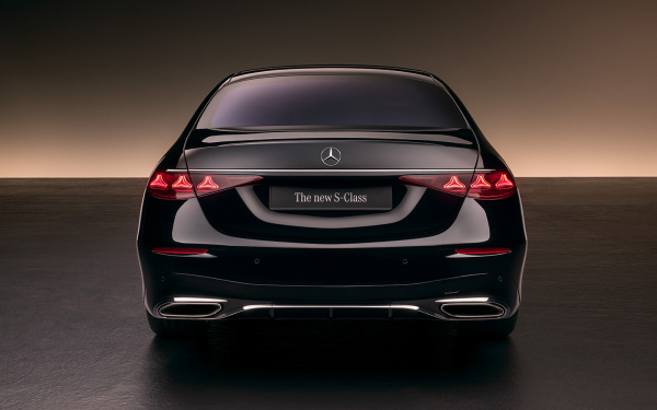 
            Новые BMW 7 и Mercedes S-Class: подробный обзор изменений и цены
        