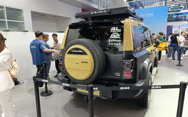 
            Кроссовер iCaur V27 получил внедорожный тюнинг. Его ждут в России
        