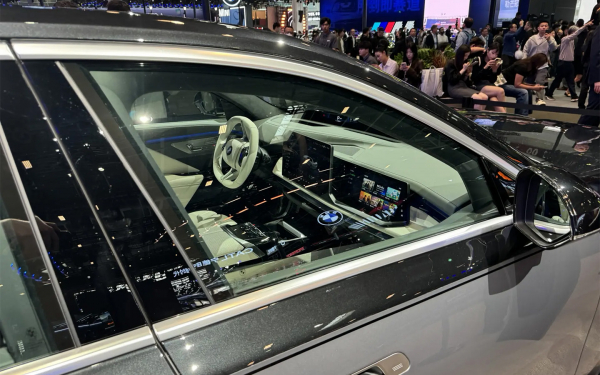 
            BMW показал обновленную 7 Series живьем. Фото
        