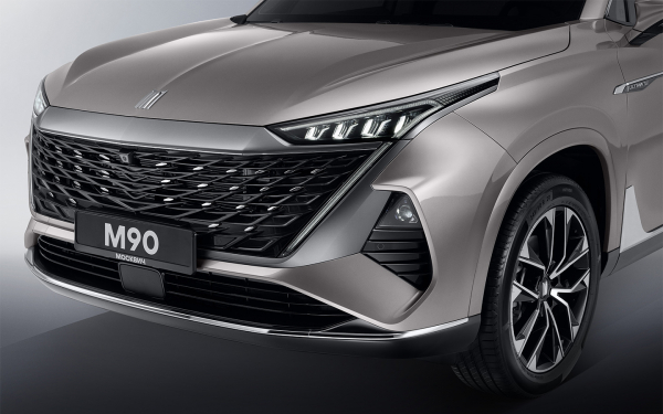 
            &laquo;Москвич M90&raquo; vs Volga K50. Сравнение новых флагманов возрожденных марок
        