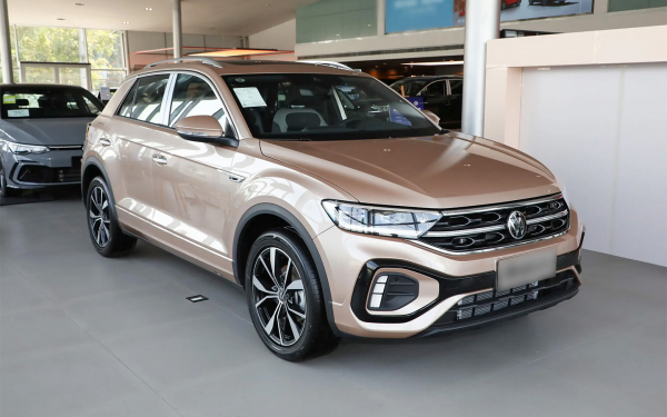 
            В Россию привезли новые кроссоверы Toyota, Kia и Volkswagen. Названы цены
        