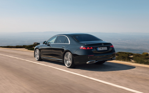 
            Новые BMW 7 и Mercedes S-Class: подробный обзор изменений и цены
        