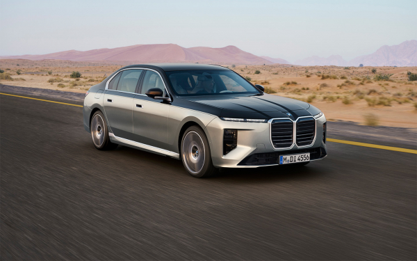 
            Новые BMW 7 и Mercedes S-Class: подробный обзор изменений и цены
        
