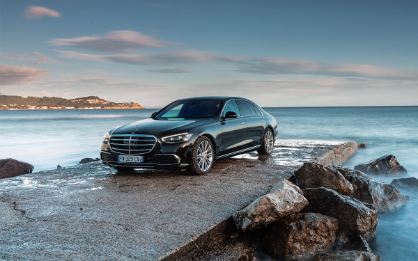 
            Новые BMW 7 и Mercedes S-Class: подробный обзор изменений и цены
        