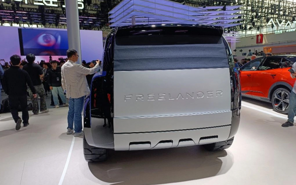 
            Раскрыта внешность нового Freelander. Концепт показали вживую
        