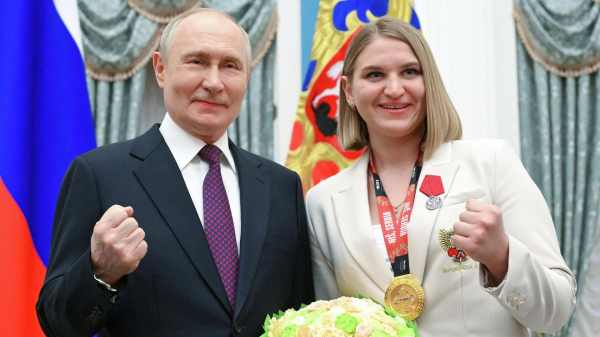 Путин по-боксерски сфотографировался с чемпионкой мира по боксу Шамоновой