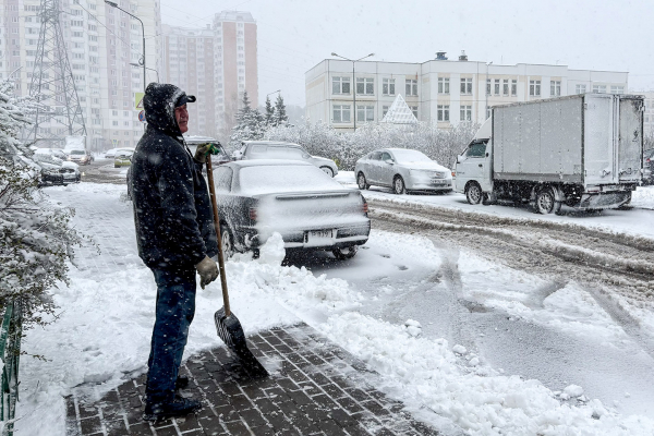 
            С этими последствиями снегопада столкнулись водители в Москве. Фото
        