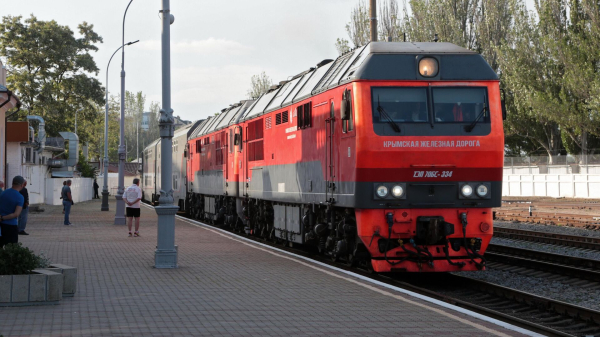 Из-за приостановки движения на Крымском мосту задерживаются 10 поездов "Таврия" Из-за приостановки движения на Крымском мосту задерживаются 10 поездов "Таврия"