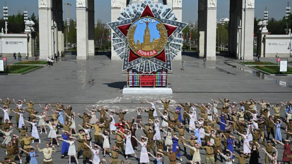 Жители Кемерово пронесли по улицам с фото родных во время "Бессмертного полка"