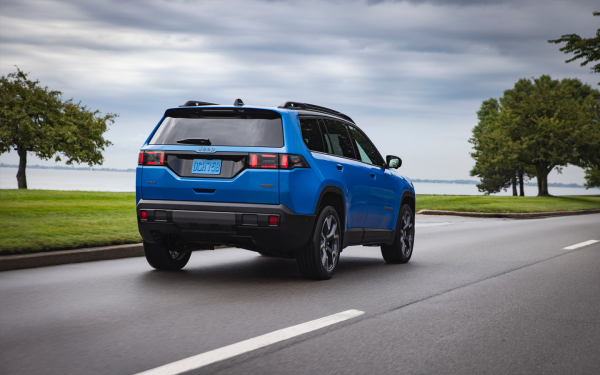 
            Комфорт вместо проходимости. Каким получился новый Jeep Cherokee
        