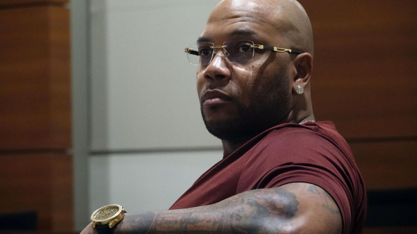 На концерте в Москве рэпер Flo Rida исполнил с российскими поклонницами трек Low