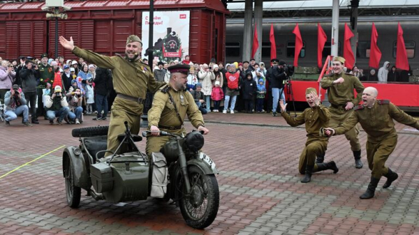 Жители Кемерово пронесли по улицам с фото родных во время "Бессмертного полка"