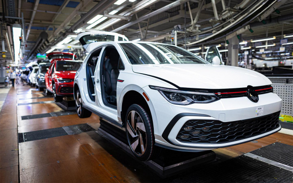
            Volkswagen потерял 14% прибыли. Компания проведет масштабные сокращения
        