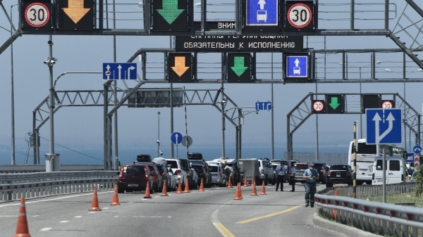 Движение автотранспорта по Крымскому мосту возобновили после ночного перекрытия